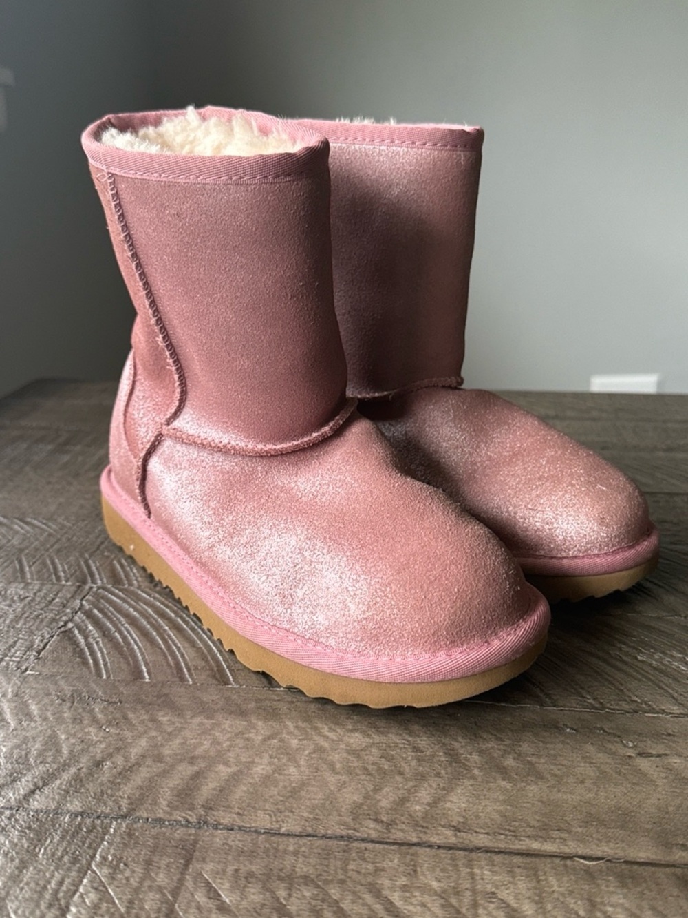 NEW IN BOX! CLASSIC SHORT II SHIMMER PINK SHORT BOOTS US KIDS 3